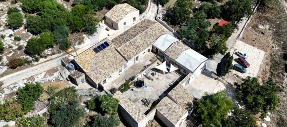 3 bedrooms House in Noto, Italy No. 334982 3