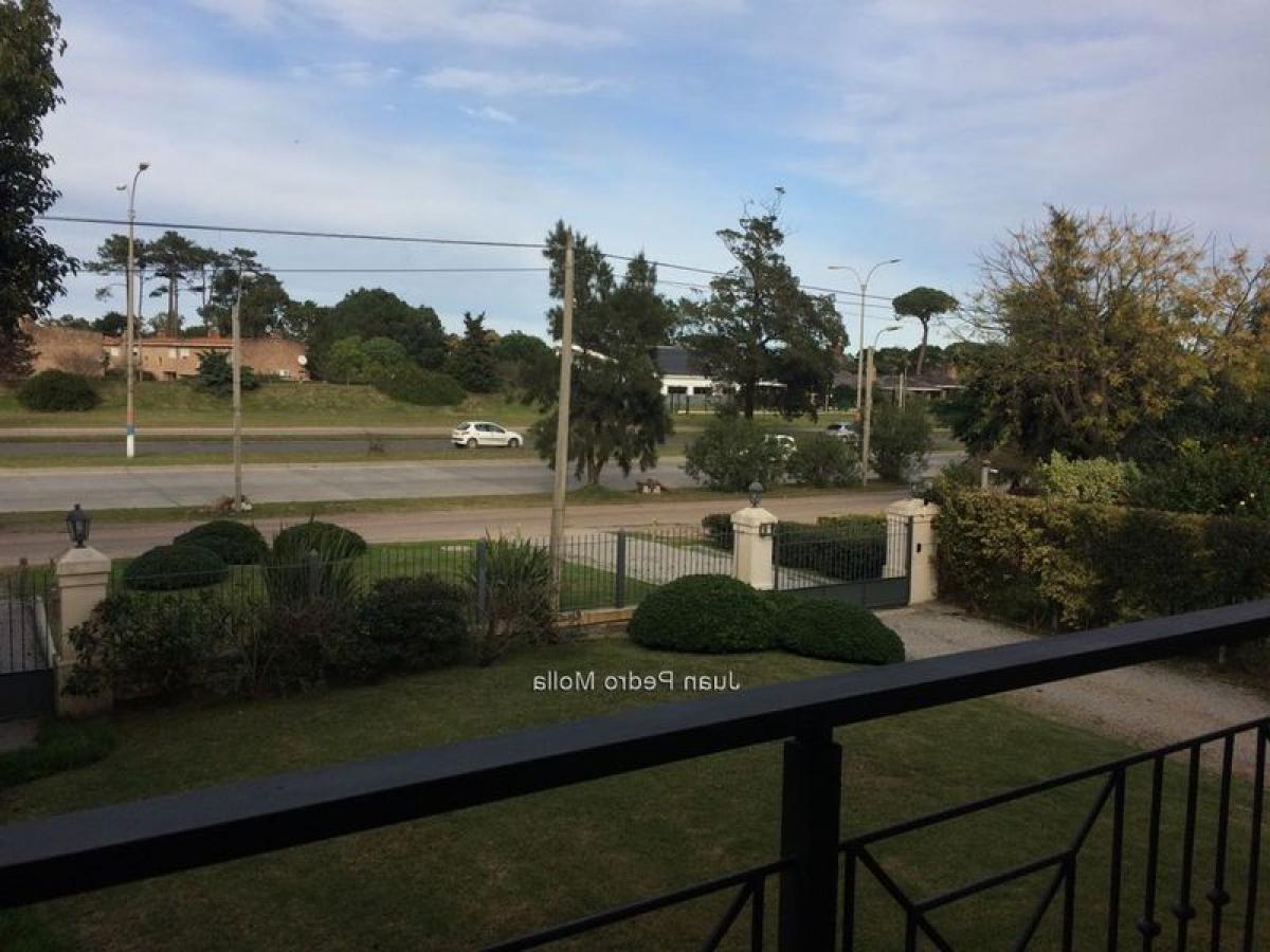 3 bedrooms Apartment in Montevideo, Uruguay No. 8012