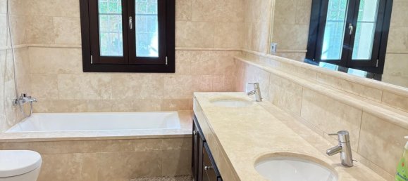 5 bedrooms Villa in Estepona, Spain No. 47173 18