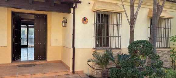 5 bedrooms Villa in Estepona, Spain No. 47173 3