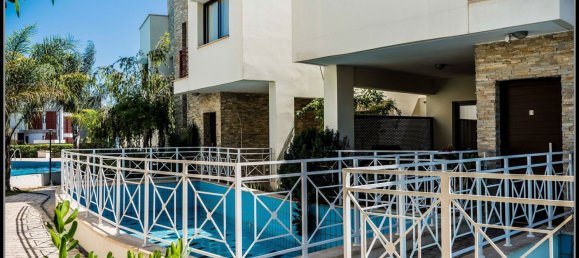 3 bedrooms Townhouse in Limassol, Cyprus No. 27249 4