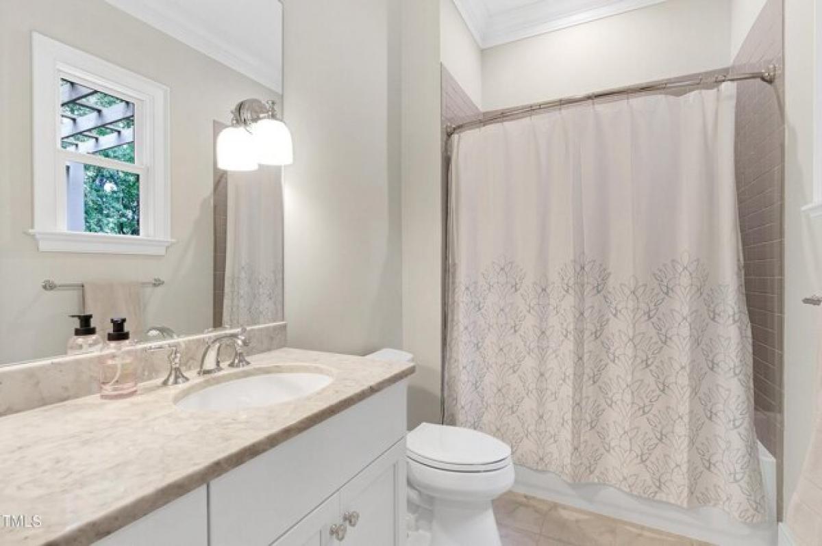 Дом с 6 спальнями в Cary, США № 395159