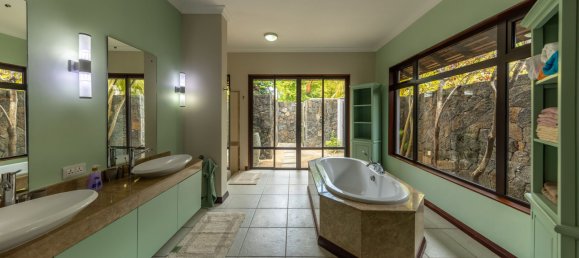 5 bedrooms Villa in Tamarin, Mauritius No. 253 14