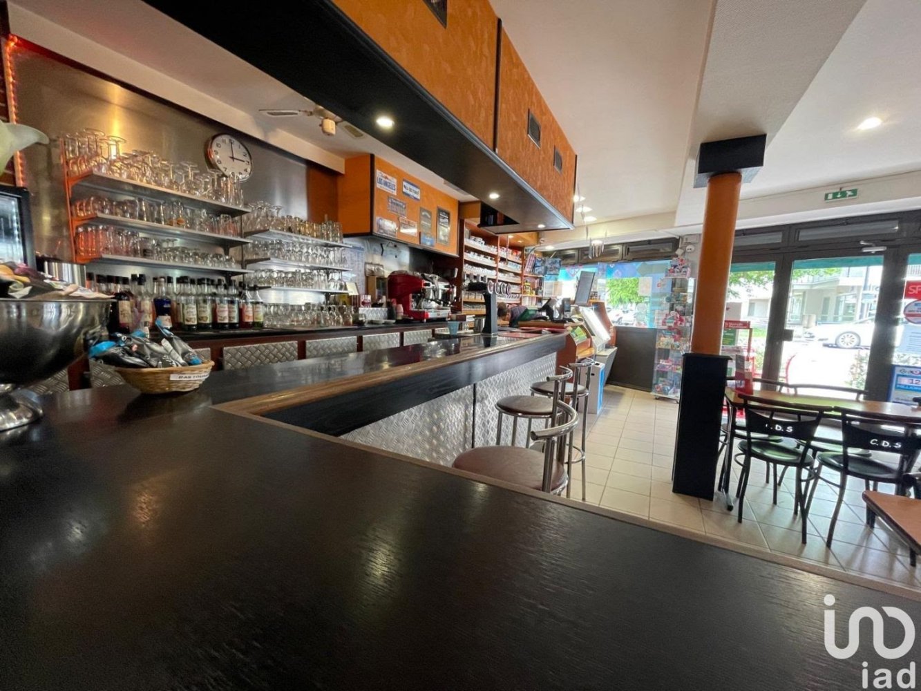 80m² Commercial property in Luynes, France No. 61134