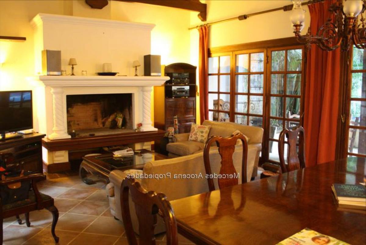 Дом с 4 спальнями в Монтевидео, Уругвай № 2342