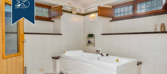 5 bedrooms Villa in Lucca, Italy No. 279822 3