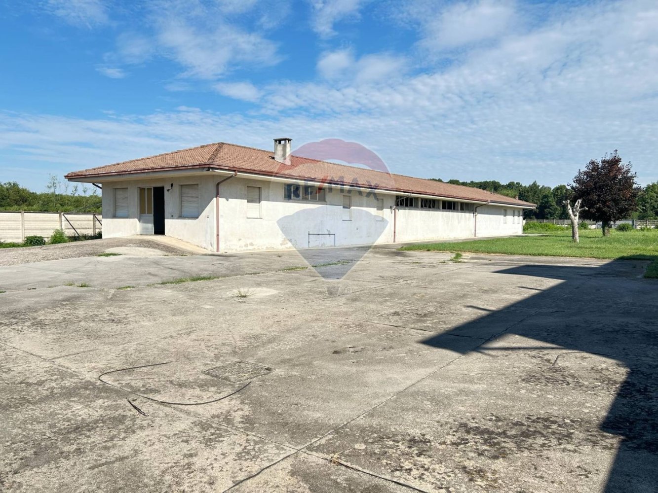 300m² Commercial property in Castano Primo, Italy No. 286109