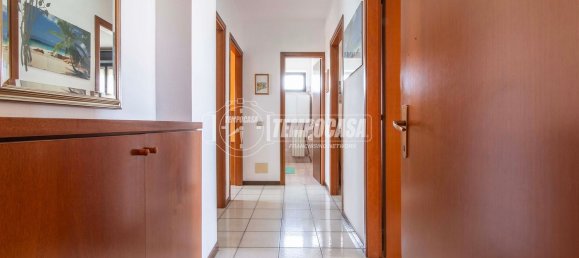 4 Schlafzimmer Wohnung in Saronno, Italy, Nr. 363467 14