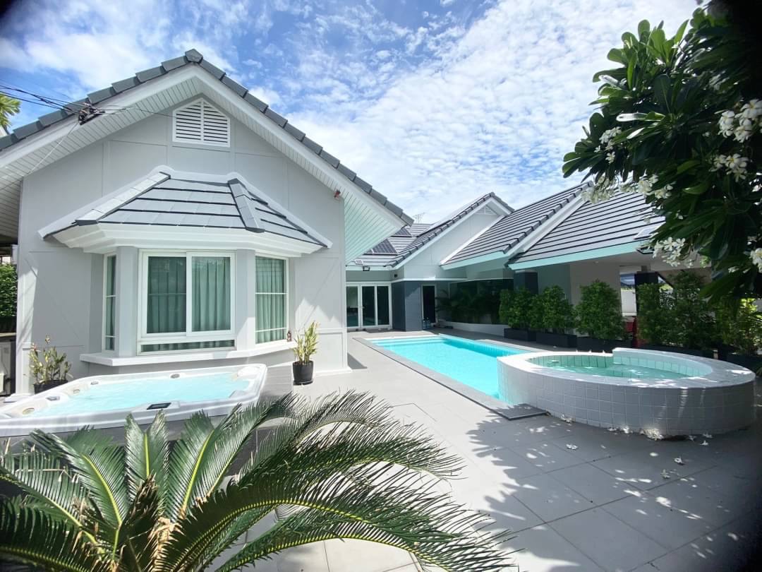 4 bedrooms Villa in Pattaya, Thailand No. 26310