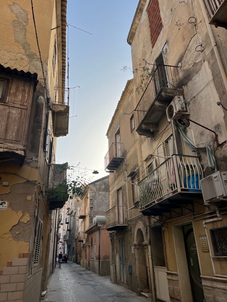 Квартира с 2 комнатами в Ликата, Италия № 136471