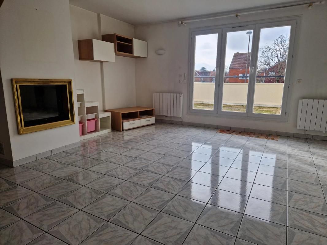 3 chambres Duplex à Voisins-le-Bretonneux, France No. 150033