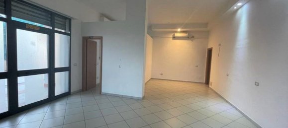 60m² Commercial property in Vitulazio, Italy No. 229825 2