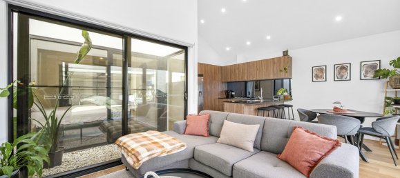 3 bedrooms House in Mambourin, Australia No. 470 2