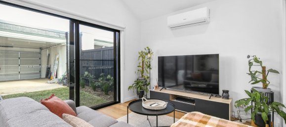 3 bedrooms House in Mambourin, Australia No. 470 3