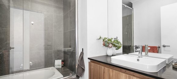 3 bedrooms House in Mambourin, Australia No. 470 8