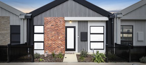 3 bedrooms House in Mambourin, Australia No. 470 14