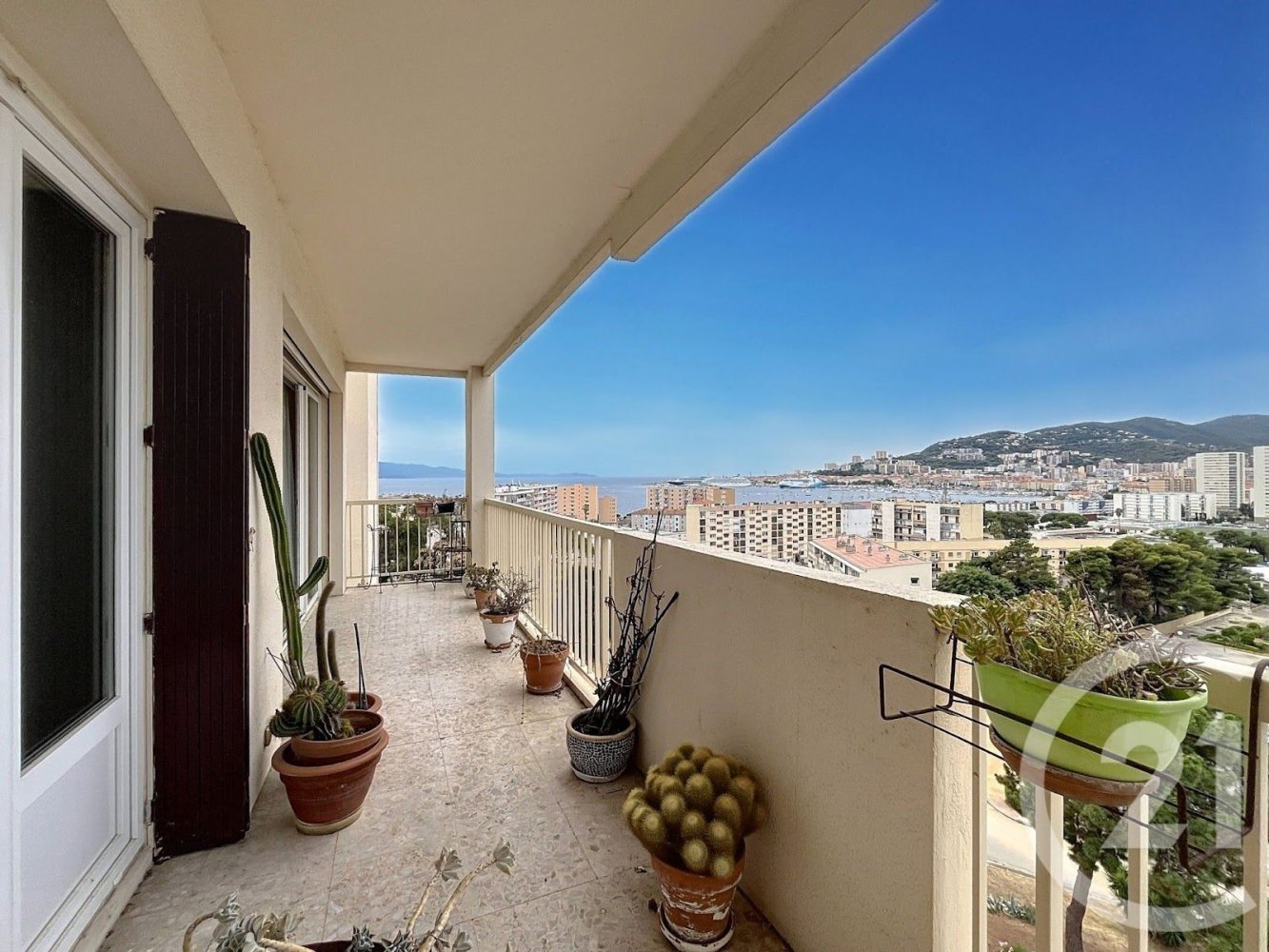 Apartamento de 3 dormitorios en Ajaccio, France No. 301036