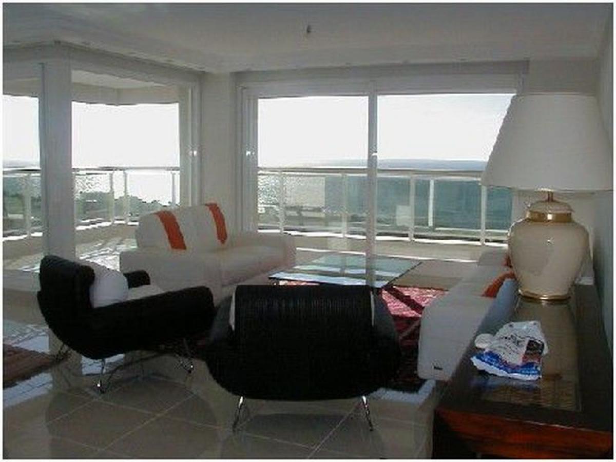Apartamento de 3 dormitorios en Maldonado, Uruguay No. 11416