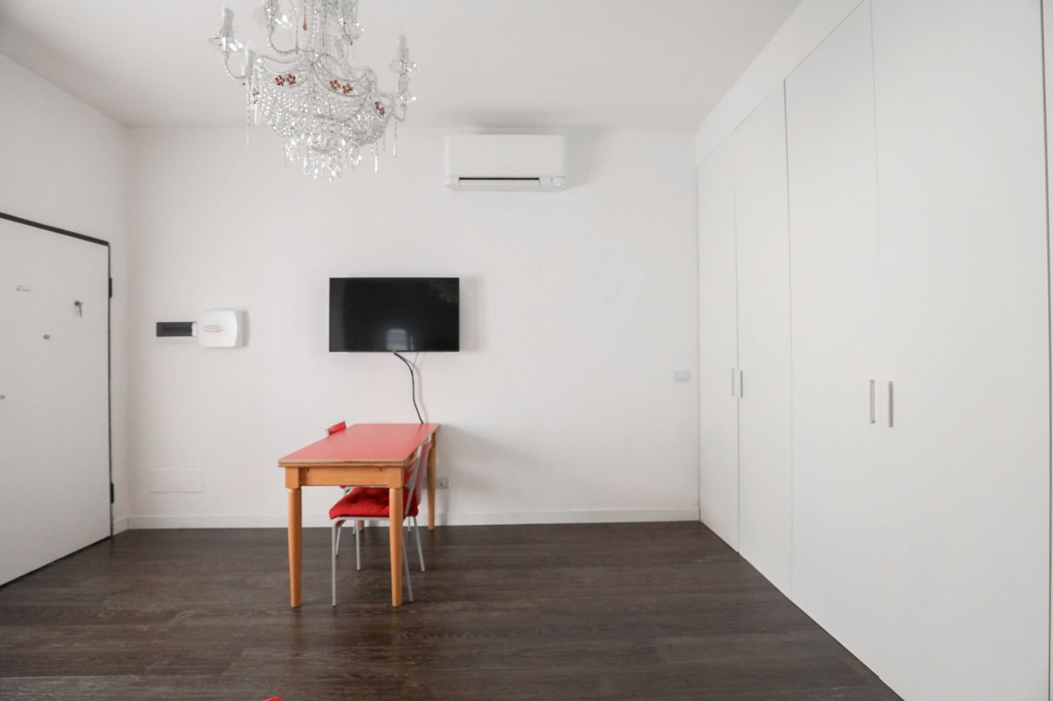 Квартира с 2 комнатами в Милан, Италия № 240472