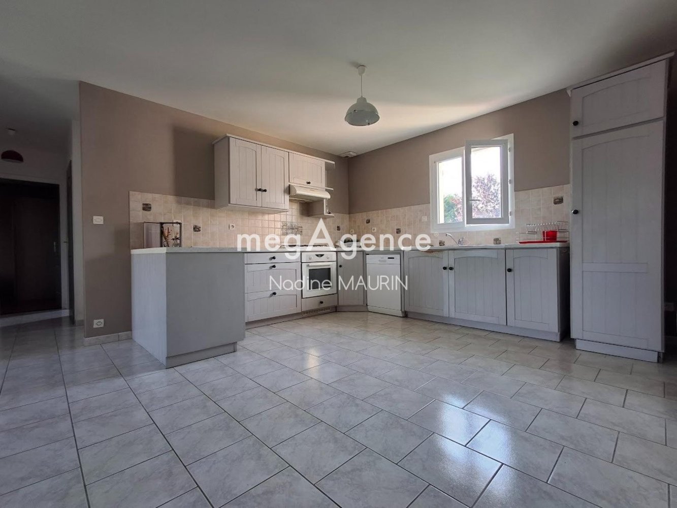 3 bedrooms House in Dhuizon, France No. 241753