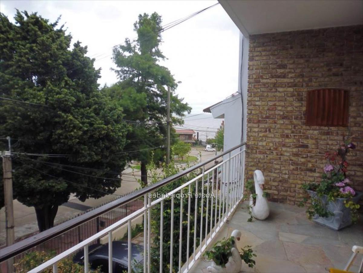 3 bedrooms House in Montevideo, Uruguay No. 1929