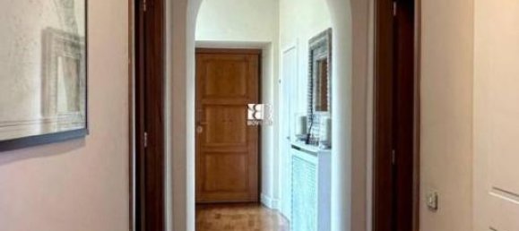 5 rooms Apartment in Rome, Italy No. 27711 2
