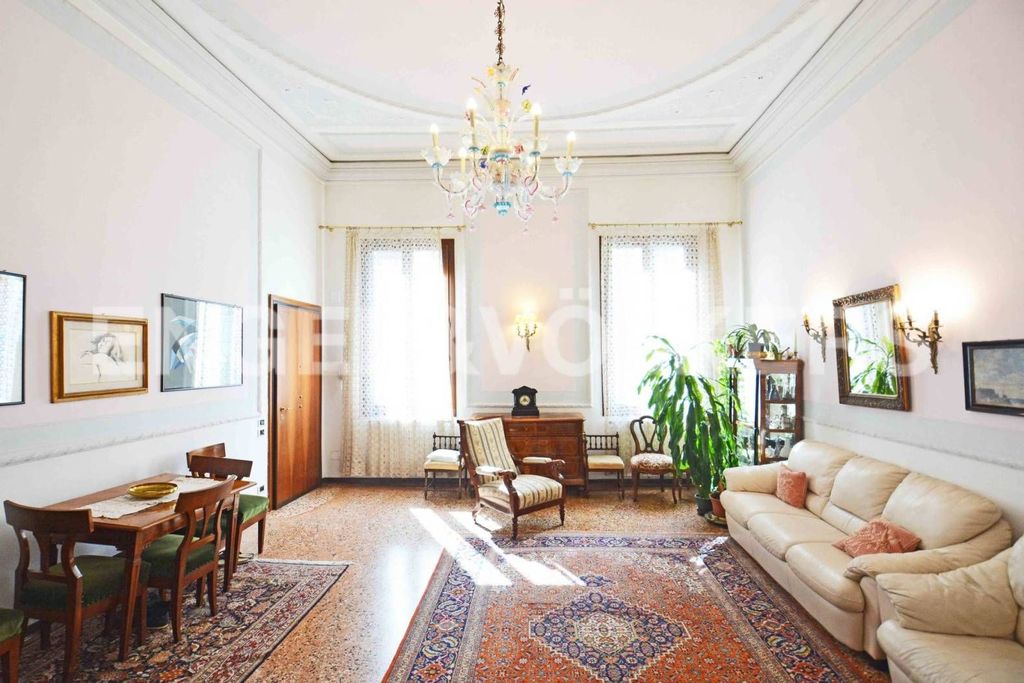 3 bedrooms Apartment in Venice, Italy No. 127310