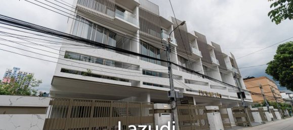 3 bedrooms Bungalow in Bangkok, Thailand No. 13139 13