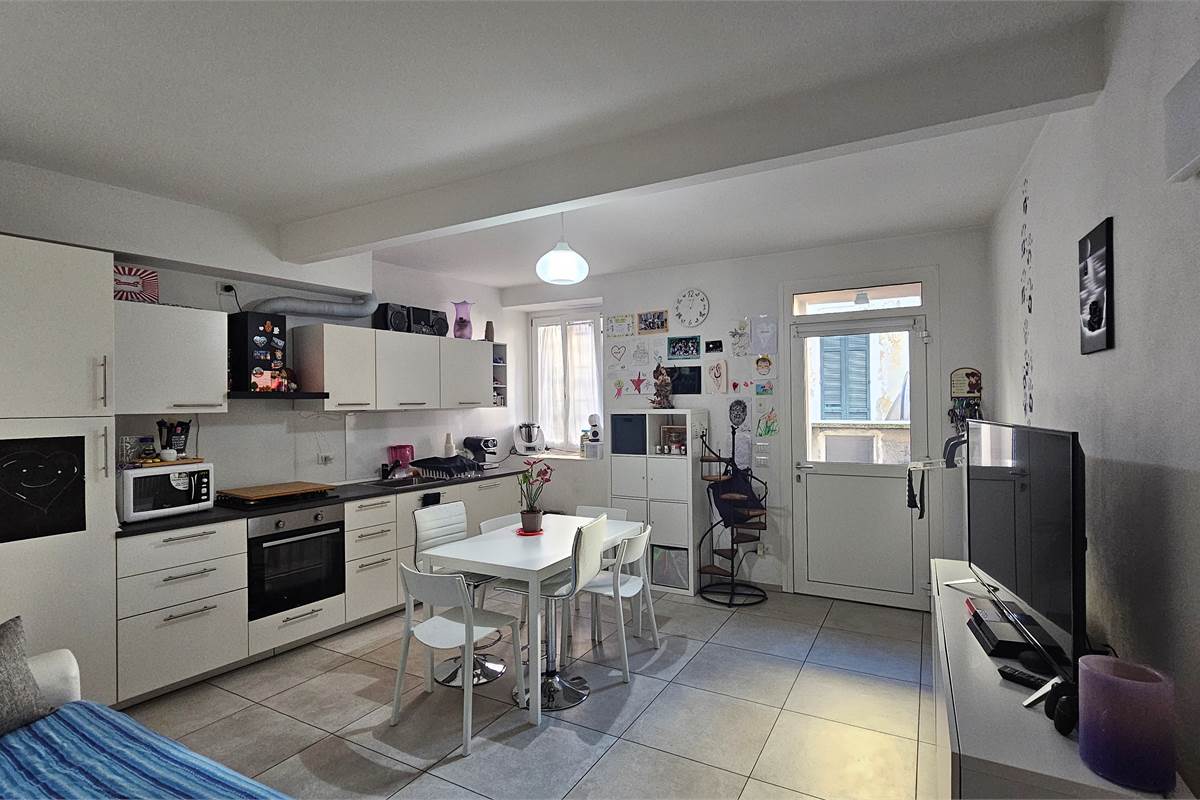 2-Zimmer Gewerbliche Immobilie in Fino Mornasco, Italy, Nr. 174657