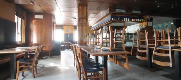 270m² Commercial property in Udine, Italy No. 138634 4