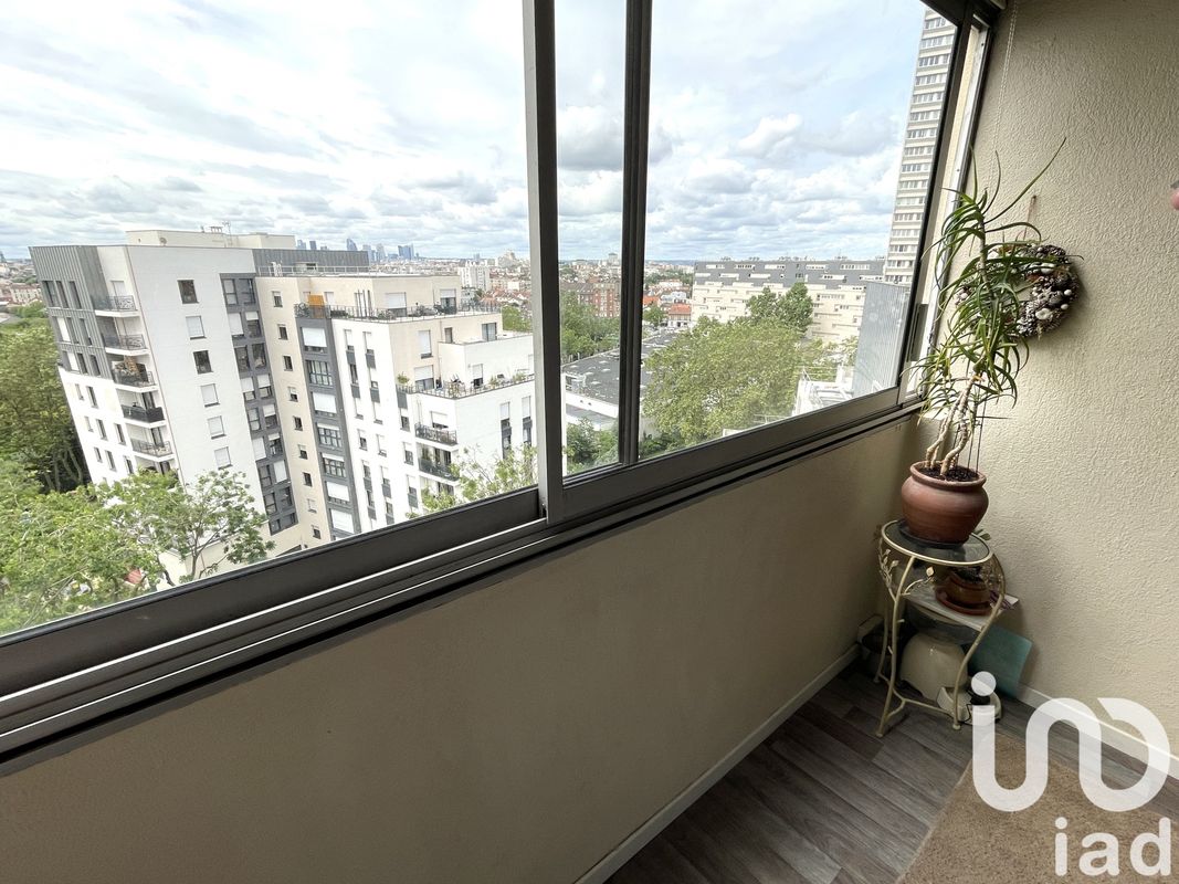2 bedrooms Apartment in Colombes, France No. 176824