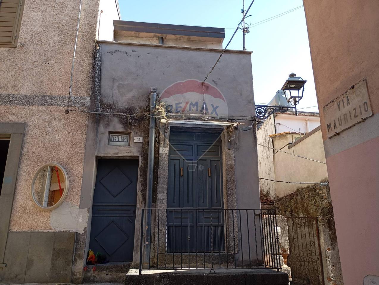 5 rooms House in Maletto, Italy No. 15549