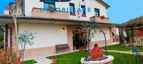 10 chambres Villa à Bastia Umbra, Italy No. 339747 3