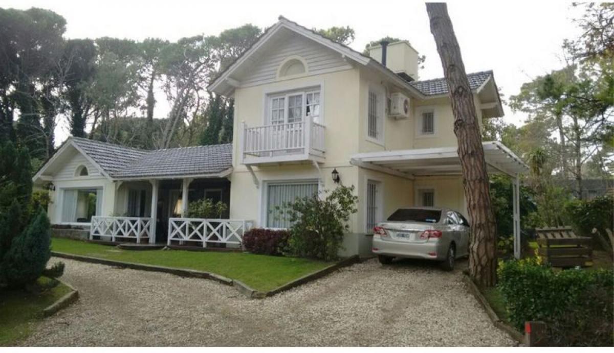 4 bedrooms House in Mar del Plata, Argentina No. 67122