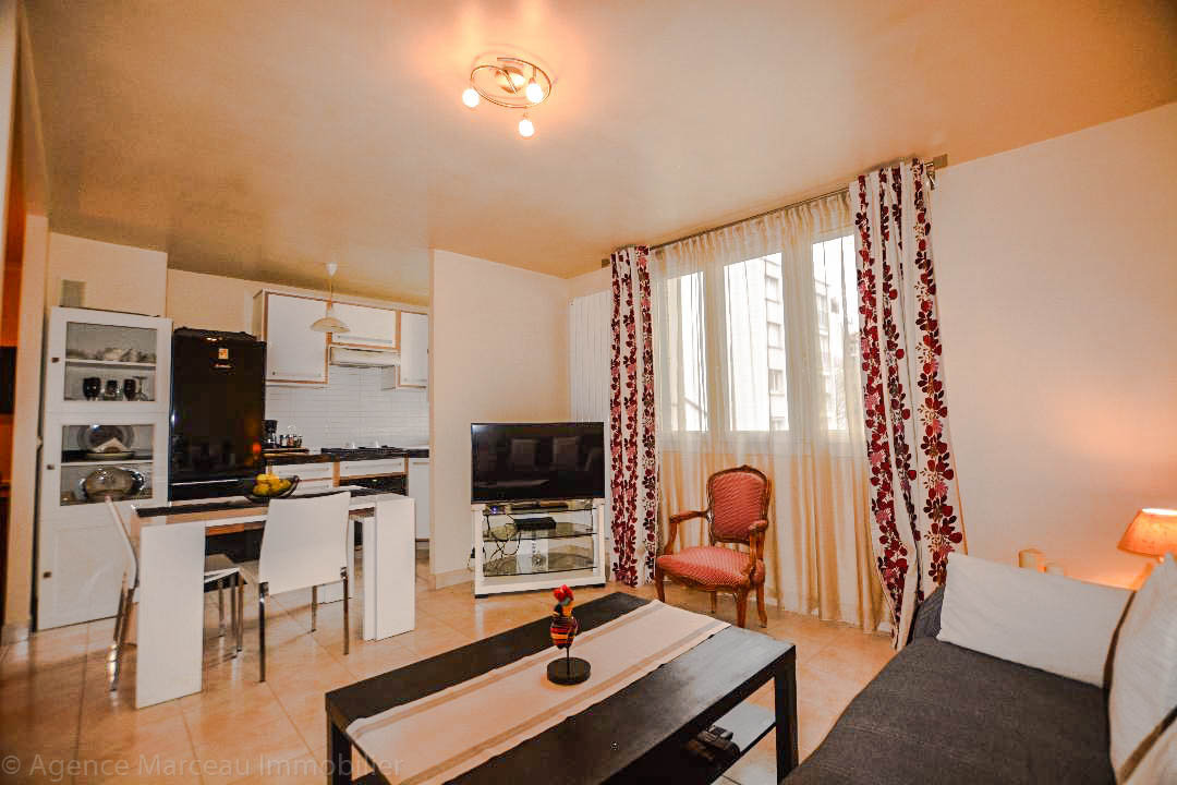 Studio à Courbevoie, France No. 165309