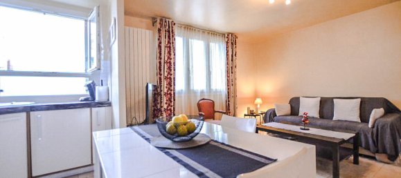 Studio à Courbevoie, France No. 165309 2