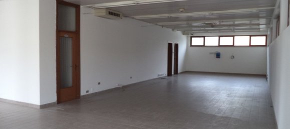 Коммерческая недвижимость с 4 комнатами в Удине, Италия № 126475 44