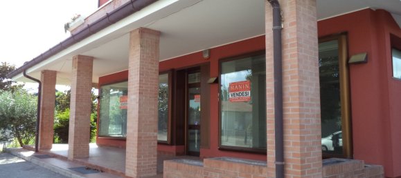 Коммерческая недвижимость с 4 комнатами в Удине, Италия № 126475 4