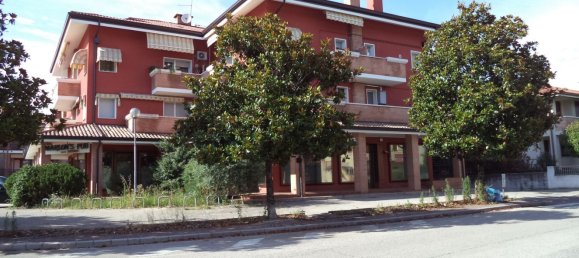 Коммерческая недвижимость с 4 комнатами в Удине, Италия № 126475 5