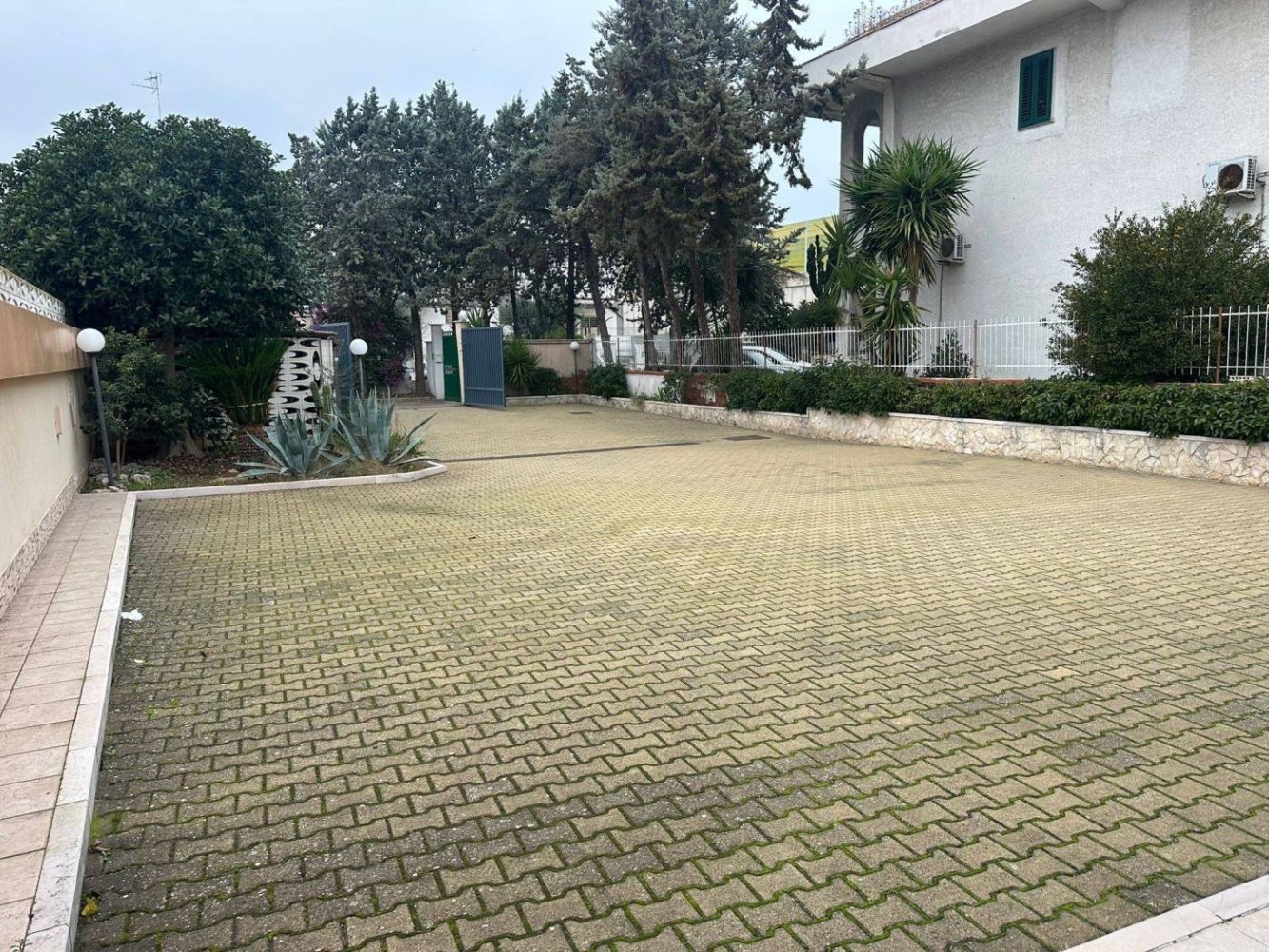 Entrepôt à Bari, Italy 200m² No. 370902