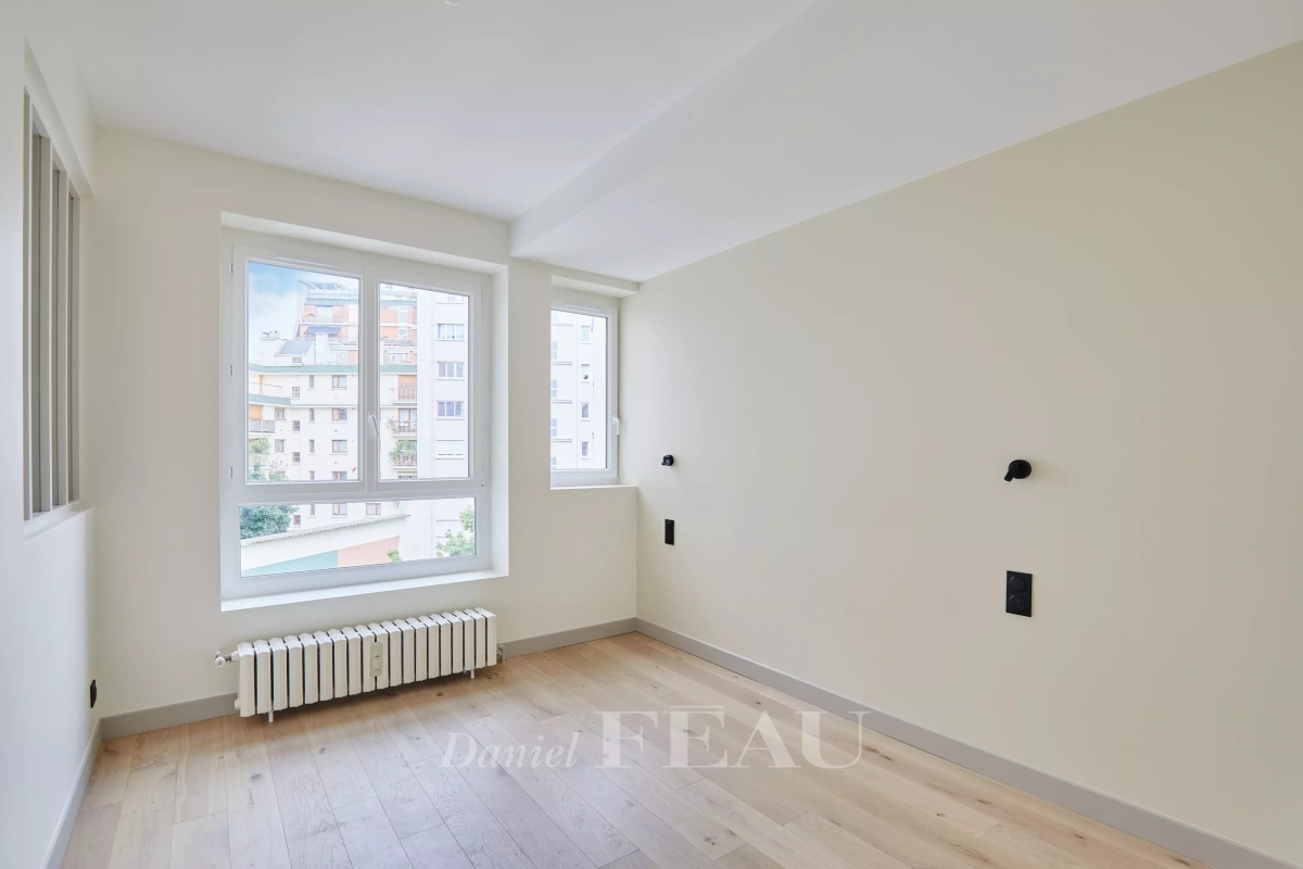3 rooms Apartment in Paris, France No. 166993