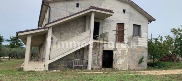 3 bedrooms House in Loreto Aprutino, Italy No. 252145 5