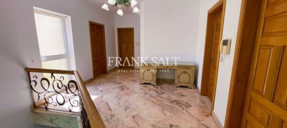 Вилла с 4 спальнями в Сент-Джулианс, Мальта № 8730 8