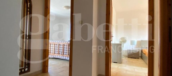 2-salle Appartement à Oristano, Italy No. 38130 5