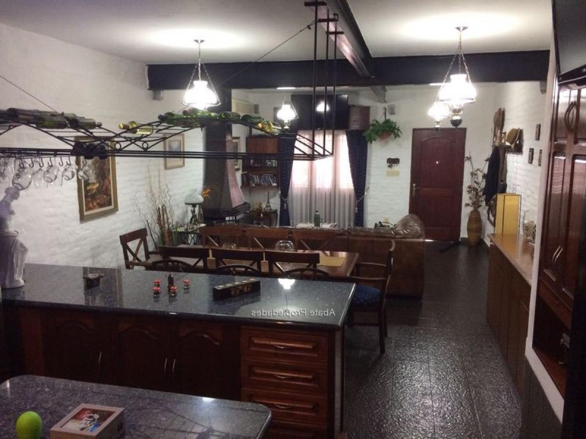 Дом с 3 спальнями в Монтевидео, Уругвай № 2455