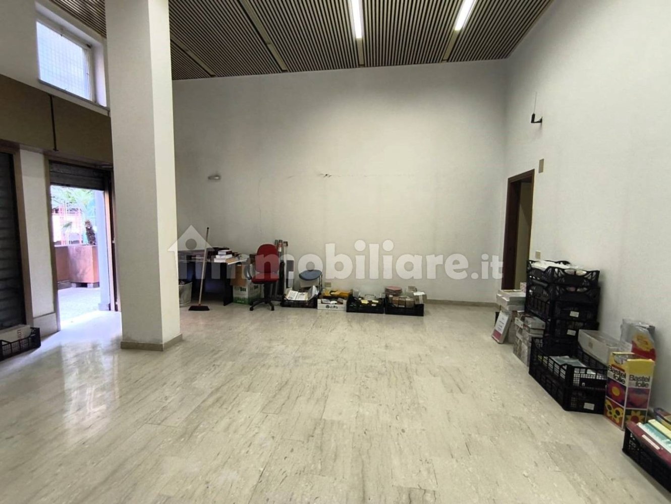 2 rooms Commercial property in Rome, Italy No. 392830
