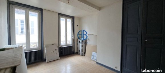 Estudio en Auxerre, France No. 359717 3