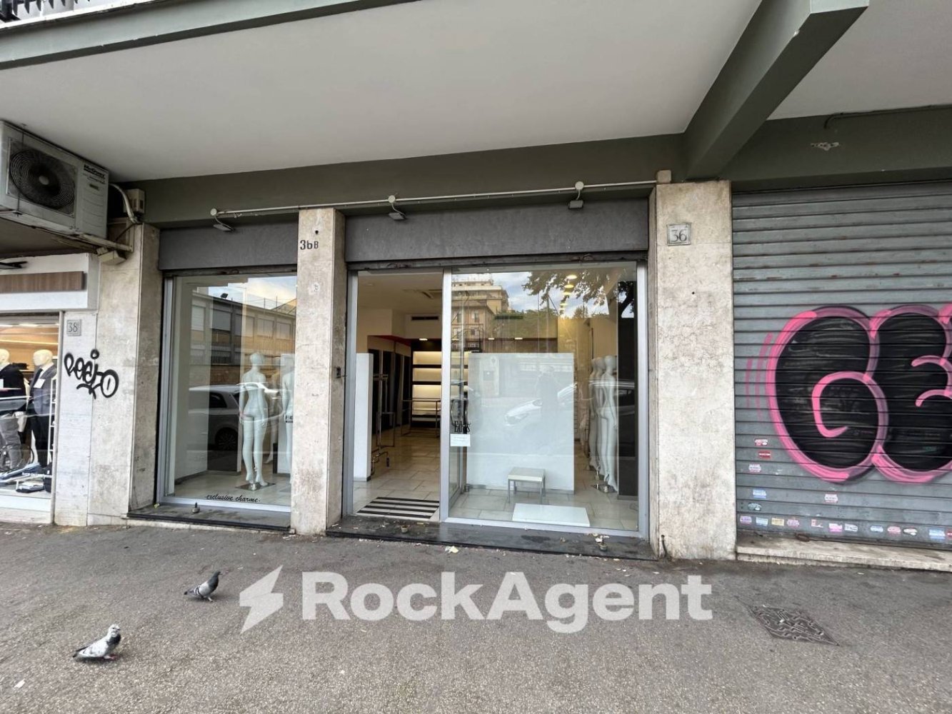 1 room Commercial property in Rome, Italy No. 318440