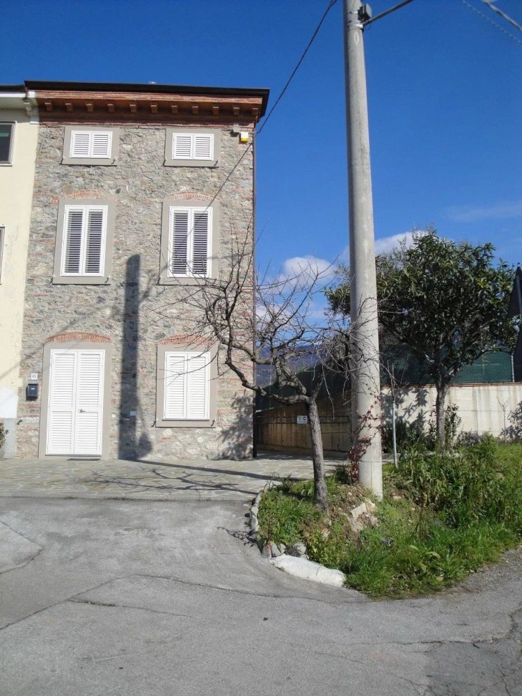 Casa de 5 habitaciónes en Capannori, Italy No. 77513