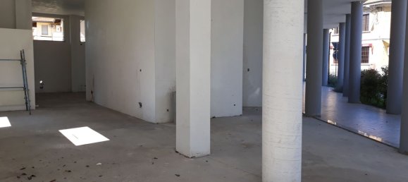 125m² Commercial property in Cardano al Campo, Italy No. 286253 4